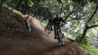 Di tengah minimnya sarana latihan bersepeda di kawasan Jabodetabek, trek sepeda ini menjadi oase bagi para pegiat olahraga sepeda.