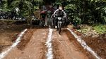 Seru! Pesepeda Berlatih di Dual Cross Track Hutan UI