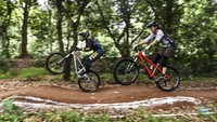 Pebalap sepeda berlatih di dual cross track Hutan UI Bike Park, Depok, Jawa Barat.