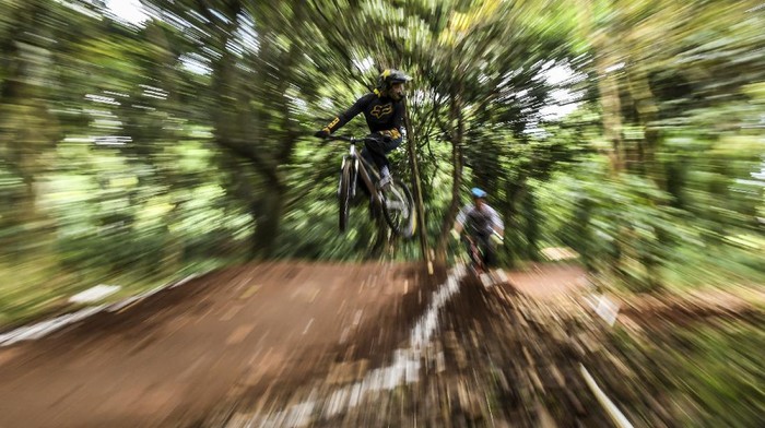 Pembalap sepeda berlatih di dual cross track Hutan UI Bike Park, Depok, Jawa Barat, Sabtu (22/8/2020). Di tengah minimnya sarana latihan bersepeda di kawasan Jabodetabek, trek sepeda yang pembangunannya diinisasi komunitas bersepeda ROAM UI tersebut menjadi oase bagi para pegiat olahraga sepeda. ANTARA FOTO/Muhammad Adimaja/hp.