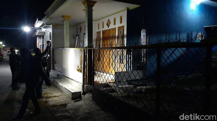 Carok terjadi di Jalan Tajungan, Kelurahan Mangunharjo, Kecamatan Mayangan, Kota Probolinggo. Dua orang yang terlibat carok meninggal dunia.