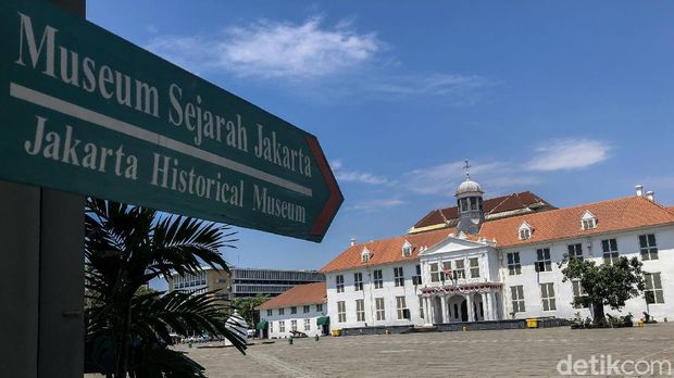 Meski belum resmi dibuka, petugas mengizinkan warga yang datang untuk sekedar berfoto dengan latar museum di Kota Tua. Namun Kota Tua masih sepi pengunjung.