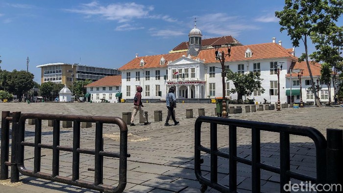 Dibuka Terbatas, Kota Tua Sepi Meski belum resmi dibuka, petugas mengizinkan warga yang datang untuk sekedar berfoto dengan latar museum di Kota Tua. Namun Kota Tua masih sepi pengunjung.