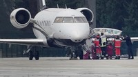 Sebelumnya, sebuah pesawat lepas landas dari kota Omsk di Siberia pada hari Sabtu (22/8) membawa pemimpin oposisi Rusia, Alexei Navalny ke Jerman untuk perawatan medis usai diduga diracun. Michael Kappeler/dpa via AP.