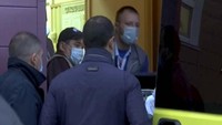 Dokter yang merawatnya di Omsk semula menolak untuk membiarkan Navalny pergi. Namun, dia berubah setelah keluarga dan stafnya menuntut agar Navalny diizinkan untuk dibawa ke Jerman.  (AP Photo)