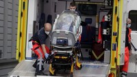Sebuah peti kosong yang sebelumnya diduga digunakan untuk membawa tubuh Alexei Navalny kembali dimasukan ke ambulans di area parkir RS Charite Berlin, Sabtu (22/8). AP Photo/Markus Schreiber.