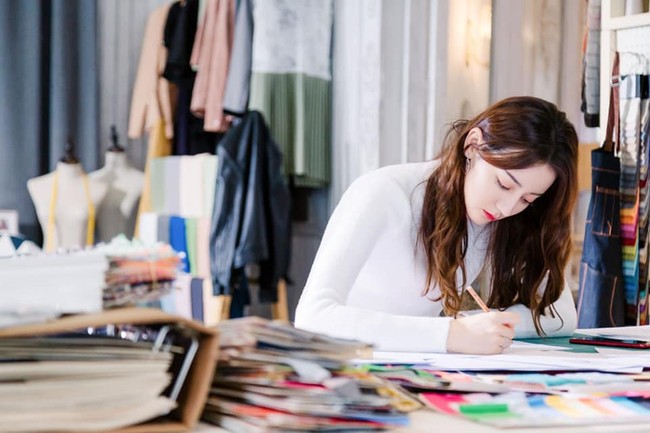 Dalam serial Love Designer / Love Advanced Customization, Dilraba Dilmurat berperan sebagai Zhou Fang, seorang desainer fashion. Dia digambarkan sebagai sosok yang independen dan smart.Foto: Dok. Facebook Dilraba Dilmurat