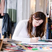 Dalam serial Love Designer / Love Advanced Customization, Dilraba Dilmurat berperan sebagai Zhou Fang, seorang desainer fashion. Dia digambarkan sebagai sosok yang independen dan smart.Foto: Dok. Facebook Dilraba Dilmurat