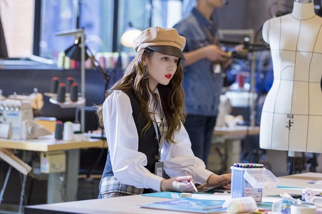 Dilraba Dilmurat dikisahkan menjalin kisah cinta dengan bos perusahaan e-commerce bernama Song Li. Kisah cinta mereka terjalin setelah keduanya sama-sama terlibat dalam sebuah masalah hukum. Foto: Dok. Facebook Dilraba Dilmurat