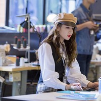 Dilraba Dilmurat dikisahkan menjalin kisah cinta dengan bos perusahaan e-commerce bernama Song Li. Kisah cinta mereka terjalin setelah keduanya sama-sama terlibat dalam sebuah masalah hukum. Foto: Dok. Facebook Dilraba Dilmurat