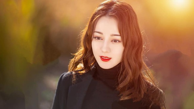 Dari China, ada nama Dilraba Dilmurat.  I-Magazine pernah menobatkan sang aktris sebagai wanita tercantik di Asia pada 2018. (Foto: Dok. Facebook Dilraba Dilmurat)