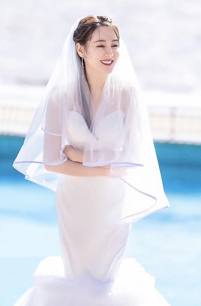 Fakta menarik dari drama terbaru Dilraba Dilmurat ini, fans dari aktris China tersebut sempat menyatakan boikot untuk mendukung mempromosikan Love Designer. Mereka memboikot karena seharusnya Dilraba menerima top billing atau tampil sebagai bintang utama dalam poster promo. Foto: Dok. Facebook Dilraba Dilmurat
