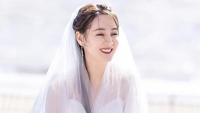 8 Foto Dilraba Dilmurat, Wanita Tercantik Asia di Serial Terbaru Love Designer