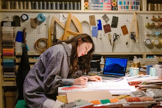 Dilraba Dilmurat dengan kecantikannya yang begitu memesona hingga dia pernah dinobatkan sebagai wanita tercantik se-Asia, tampak melakukan adegannya sebagai seorang desainer fashion.Foto: Dok. Facebook Dilraba Dilmurat