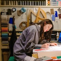 Dilraba Dilmurat dengan kecantikannya yang begitu memesona hingga dia pernah dinobatkan sebagai wanita tercantik se-Asia, tampak melakukan adegannya sebagai seorang desainer fashion.Foto: Dok. Facebook Dilraba Dilmurat