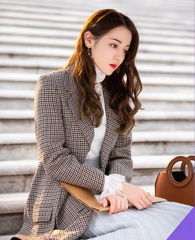 Dalam drama Love Designer, Dilraba Dilmurat cukup banyak melakukan adegan ciuman dengan lawan mainnya aktor Huang Jingyu. Kemesraan mereka sampai membuat penonton serial ini baper.Foto: Dok. Facebook Dilraba Dilmurat