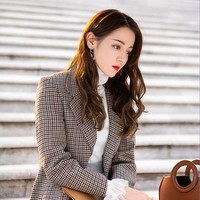 Dalam drama Love Designer, Dilraba Dilmurat cukup banyak melakukan adegan ciuman dengan lawan mainnya aktor Huang Jingyu. Kemesraan mereka sampai membuat penonton serial ini baper.Foto: Dok. Facebook Dilraba Dilmurat