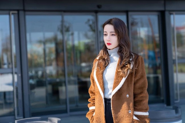 Dilraba Dilmurat yang dinobatkan sebagai wanita tercantik di Asia pada 2018, baru saja menyelesaikan serial drama terbarunya Love Advanced Customization atau Love Designer yang berjumlah 51 episode. Dalam serial drama yang tayang pada Mei hingga Juni 2020 ini, Dilraba beradu akting dengan aktor ganteng Huang Jingyu. Foto: Dok. Facebook Dilraba Dilmurat