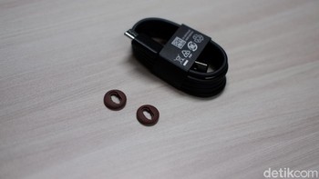 Dalam paket penjualan diberikan kabel dan wingtips. Foto: Adi Fida Rahman/detikINET