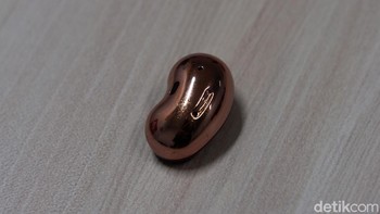 Desain ergonomis dan tip-less mengikuti lekuk telinga, membuatnya nyaman dipakai sepanjang hari. Foto: Adi Fida Rahman/detikINET