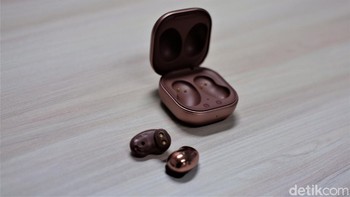 Earbud ini memiliki Active Noise Cancellation (ANC) memungkinkan pengguna mengabaikan distraksi seperti mobil yang lalu lalang, sembari tetap dapat mendengarkan informasi dan percakapan penting. Foto: Adi Fida Rahman/detikINET