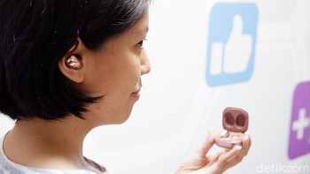 Kamu bisa melakukan sejumlah pengaturan lewat aplikasi. Samsung menyediakan empat pilihan EQ Preset enam preset EQ (Normal, Bass boost, Soft, Dynamic, Clear, dan Treble boost), memetakan ulang kontrol sentuh, mengaktifkan notifikasi yang masuk untuk dibaca dengan lantang. Foto: Adi Fida Rahman/detikINET