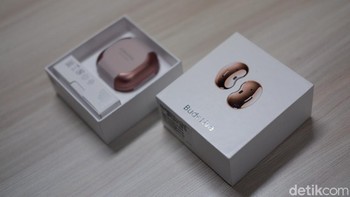 Galaxy Buds Live resmi dirilis di Indonesia. Foto: Adi Fida Rahman/detikINET