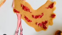 Lain lagi dengan Taylor Swift yang anggun dalam balutan gaun berwarna coklat merah. Gaun ini tak lain terbuat dari selai kacang dan buah raspberry segar. Foto: instagram @ruby_perman
