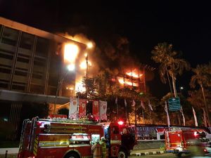 Gedung Kejagung Kebakaran, Api Masih Berkobar-Asap Tebal Membubung Tinggi
