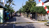 Saat ini terlihat rumah berdinding hitam-kuning itu ditutup polisi. Sejumlah anggota kepolisian berjaga di sekitar lokasi.
