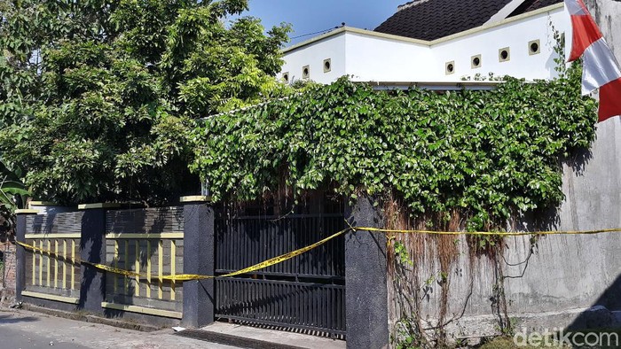 Empat orang dalam satu keluarga ditemukan tewas membusuk di rumah mereka, Dukuh Slemben RT 01 RW 05, Desa Duwet, Sukoharjo. Saat ini rumah tersebut digaris polisi.