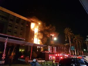 Kebakaran Hebat di Kejagung RI Melanda Gedung Utama