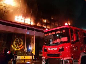 Listrik Dimatikan, Bronto Skylift Semproti Api di Gedung Kejaksaan Agung