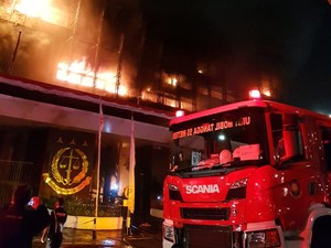Kebakaran Besar di Gedung Kejaksaan Agung, Pemadam Ditambah Jadi 38 Unit