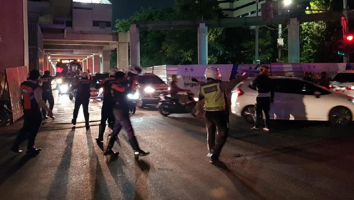 Kebakaran di kantor Kejaksaan Agung, Jakarta Selatan. Jalan Panglima Polim ditutup.