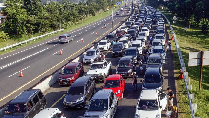 Kepadatan kendaraan menuju Jalan Raya Puncak, Gadog, Kabupaten Bogor, Jawa Barat, Sabtu (22/8/2020). Tingginya antusias warga untuk berlibur di kawasan Puncak Bogor pada libur panjang Tahun Baru Islam 1 Muharam 1442 Hijriah dan libur akhir pekan membuat kepadatan terjadi disejumlah titik, Sat Lantas Polres Bogor memberlakukan sistem buka tutup jalur dan sistem lawan arus (contraflow) untuk mengurai kemacetan. ANTARA FOTO/Yulius Satria Wijaya/hp.