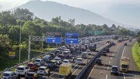 Teknisnya, setiap warga yang ke luar rumah akan ditanya dan diperiksa keperluannya. Jika tak mendesak, warga dapat didenda berat. ANTARA FOTO/Yulius Satria Wijaya