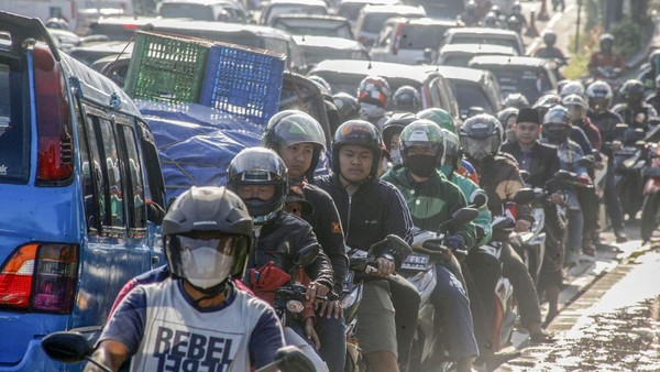 Lalin di Jalan Raya Puncak Padat Merayap