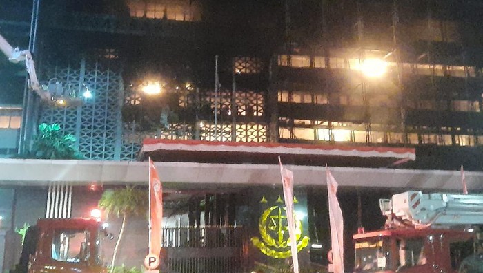 Kondisi Kebakaran di Kejaksaan Agung Belum Padam Setelah 4 Jam