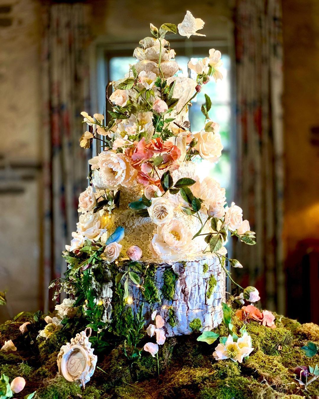 Kue Pengantin Ini Dipenuhi Bunga Segar yang Cantik