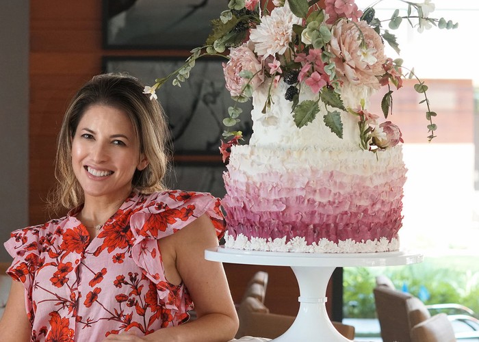 Kue Pengantin Ini Dipenuhi Bunga Segar yang Cantik Kue Pengantin Ini Dipenuhi Bunga Segar yang Cantik