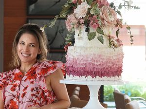 Keren! Kue Pengantin Ini Dipenuhi Bunga Segar yang Cantik