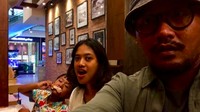 Ozie mengisi waktu bersama keluarga dengan makan bareng sang suami dan anak. Kompak ya! Foto: Instagram ozie_zie