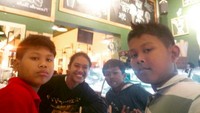 Kalau ini momen Ozie mengajak ponakan-ponakan tersayangnya untuk makan gelato. Ia pun terkesima dengan ponakannya yang sekarang semakin besar. Foto: Instagram ozie_zie