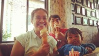 Wanita kelahiran Blitar, Jawa Timur ini sepertinya pencinta gelato ya? Kali ini ia makan gelato bersama anak dan saudara laki-lakinya. Foto: Instagram ozie_zie