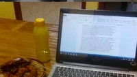 Masih pamer makanan, kali ini Ozie menyandingkannya dengan laptop. Rupanya ia masih harus menyelesaikan pekerjaan, sehingga makan satenya pun ‘disambi’ Foto: Instagram ozie_zie