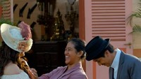 Sebelum dikenal lewat film ’Tilik’, Ozie juga berperan dalam film Bumi Manusia. Ia beradu akting dengan Mawar de Jongh dan Iqbal Ramadhan. Foto: Instagram ozie_zie