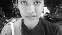 Melalui Instagram @ozie_zie, pemilik nama asli Siti Fauziah Saekhoni ini kerap mengunggah potret kesehariannya. Ini tampilannya saat berambut pendek. Foto: Instagram ozie_zie
