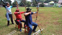 Atlet panahan disabilitas Kota Bogor melakukan latihan di Lapangan Manunggal, Kota Bogor, Jawa Barat, Sabtu (22/8/2020).