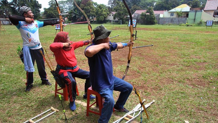Atlet panahan disabilitas Kota Bogor melakukan latihan di Lapangan Manunggal, Kota Bogor, Jawa Barat, Sabtu (22/8/2020). Latihan panahan atlet disabilitas tersebut kembali dilakukan setelah empat bulan lebih berhenti akibat terdampak pandemi COVID-19 di masa PSBB Pra Adaptasi Kehidupan Baru (AKB). ANTARA FOTO/Arif Firmansyah/hp.
